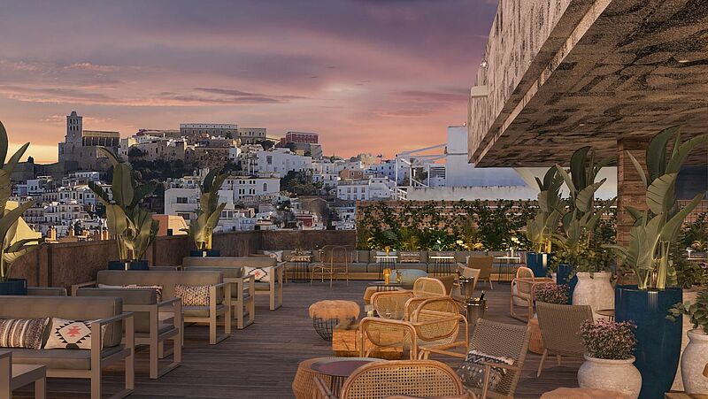 Von der Terrasse des neuen Hotels auf Ibiza aus hat man einen Blick über die Altstadt