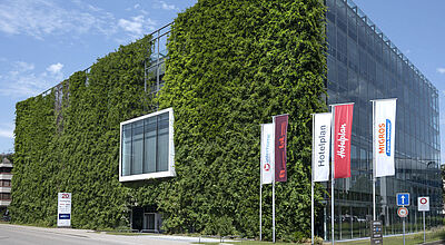 Gebäude der Unternehmenszentrale der Hotelplan Group in Glattbrug in der Schweiz. Der verlaste Bau ist auf der Frontseite komplett begrünt.