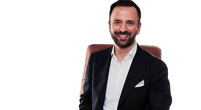 Reiserechtsexperte Roosbeh Karimi klärt zum Thema Storno und Entschädigungen auf