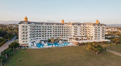 Ein kompaktes mehrstöckiges Hotel mit einem Pool