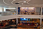 Das Atrium mit Bars, Cafés und Restaurants bildet das Zentrum des Schiffes
