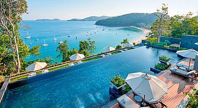 Luxuriöse Poolvilla mit Infinity-Pool und Panoramablick auf das Meer und die Bucht von Phuket, Thailand – exklusive Urlaubsidylle mit Sonnenterrasse und Liegen