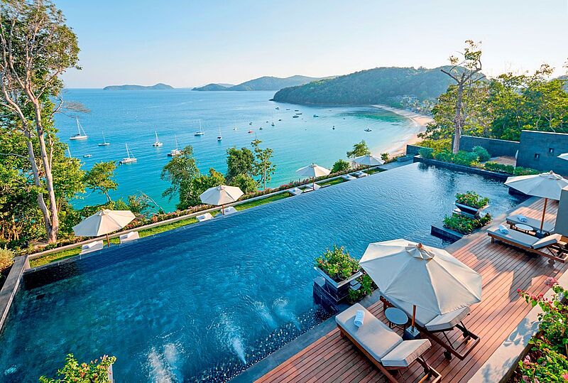 Luxuriöse Poolvilla mit Infinity-Pool und Panoramablick auf das Meer und die Bucht von Phuket, Thailand – exklusive Urlaubsidylle mit Sonnenterrasse und Liegen