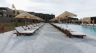 Pool und im Hintergrund ein Gebäude