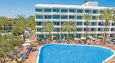 Ein Pool umgeben von einem mehrstöckigen Hotel