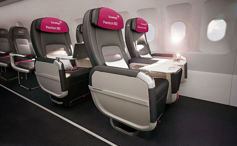 Rendering der neuen Business-Class-Sitze der Fluggesellschaft Eurowings in einer Flugzeugkabine, in der die Sonne hereinscheint.