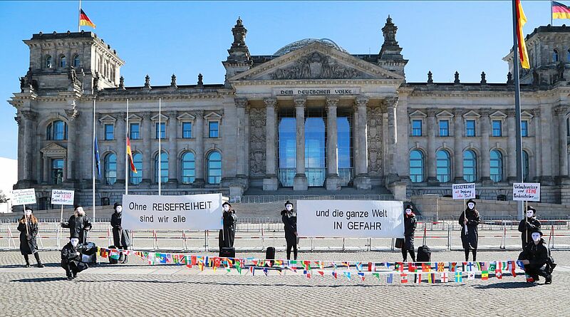 Reiseberaterinnen von Mein Urlaubsglück vor dem Deutschen Bundestag