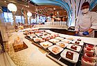 Auch Dessert-Fans kommen an Bord auf ihre Kosten. Chef-Patissier Riccardo Bellaera versorgt die Gäste beispielsweise mit süßen Kreationen
