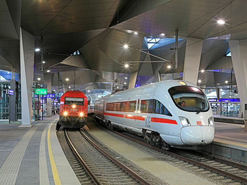 Ein ICE im Hauptbahnhof von Wien – DB und ÖBB stocken das Angebot weiter auf. Foto: Uwe Miethe/Deutsche Bahn