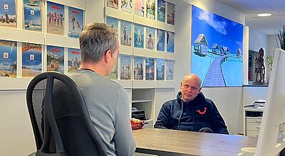 TUI-Chef Sebastian Ebel Ende 2023 während eines Besuchs im Reisebüro am Welfenplatz in Braunschweig