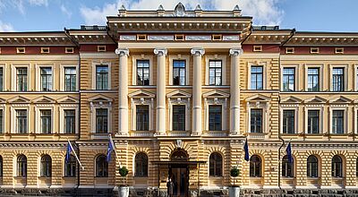 Das Gebäude des Waldorf Astoria in Helsinki wurde von den finnischen Architekten Evert Lagerspetz und Armas Siitonen entworfen Außenansicht eines historischen Gebäudes in Helsinki
