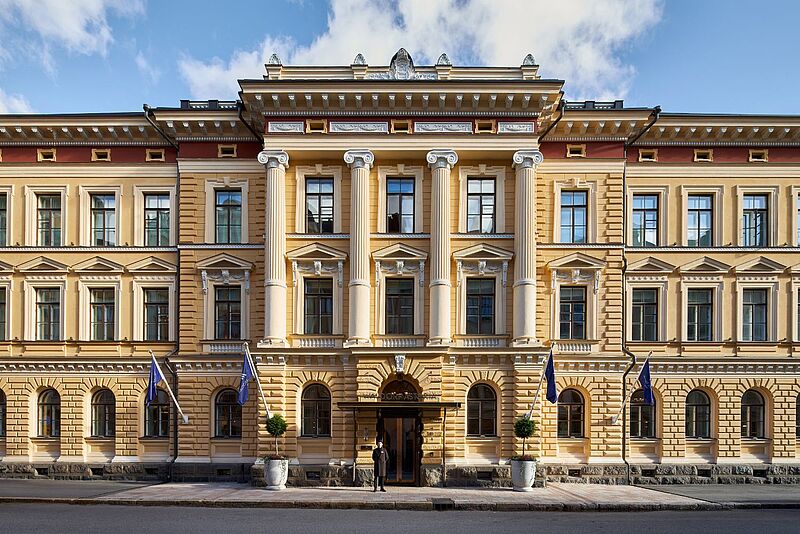 Außenansicht eines historischen Gebäudes in Helsinki