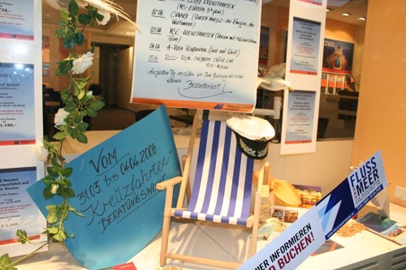 Werbung für die Kreuzfahrtwoche 2008 im Hapag-Lloyd Reisebüro Frankfurt am Main Werbung für die Kreuzfahrtwoche 2008 im Hapag-Lloyd Reisebüro Frankfurt am Main