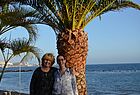 Andrea Eichler (Sillenbucher Reisebüro, Stuttgart, links) und Anna Eckner (Holiday Land, Plauen) vor einer Palme im Riu Palace Tenerife