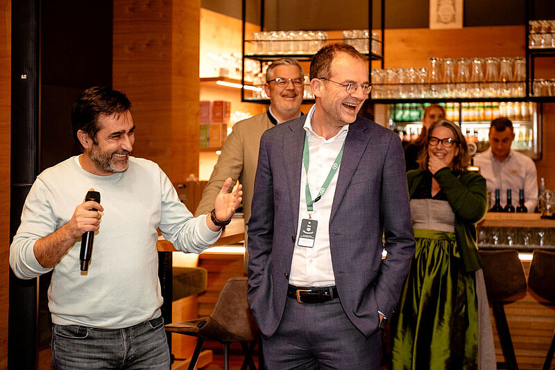 Gute Stimmung auf dem Advent-Event: Ibo Degirmenci, Sales-Direktor für den DACH-Markt, und Martien Versteeg, Sales-Direktor für die Niederlande, Belgien, Deutschland und weitere internationale Märkte. Foto: snapshotz.de