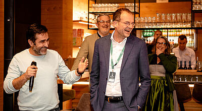 Gute Stimmung auf dem Advent-Event: Ibo Degirmenci, Sales-Direktor für den DACH-Markt, und Martien Versteeg, Sales-Direktor für die Niederlande, Belgien, Deutschland und weitere internationale Märkte. Foto: snapshotz.de