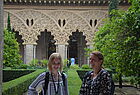Der Palast Aljaferia erinnert stark an die Alhambra in Andalusien, hier Alina Schuster (li) und Sonia Paul 