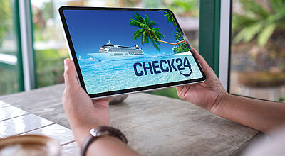 Der Digitalriese Check 24 hat seit November ein eigenes Kreuzfahrtportal. Fotomontage: Check24, Farknot_Architect, Rawpixel / iStock, ta Tablet mit Logo von Check24 auf dem Bildschirm