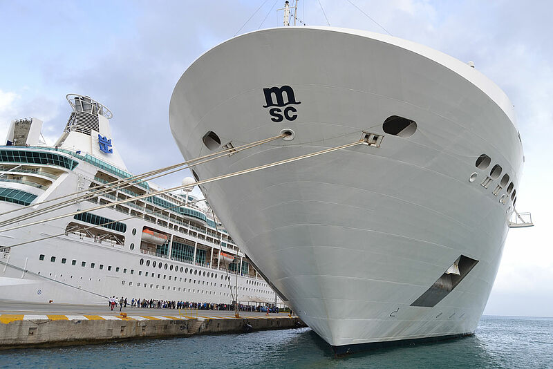 Die MSC Magnifica und die Vision of the Seas in Korfu