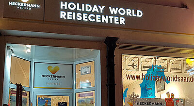 Außenauftritt des Neckermann-Reisen-Büros Holiday World Reisecenter in Neunkirchen im Saarland