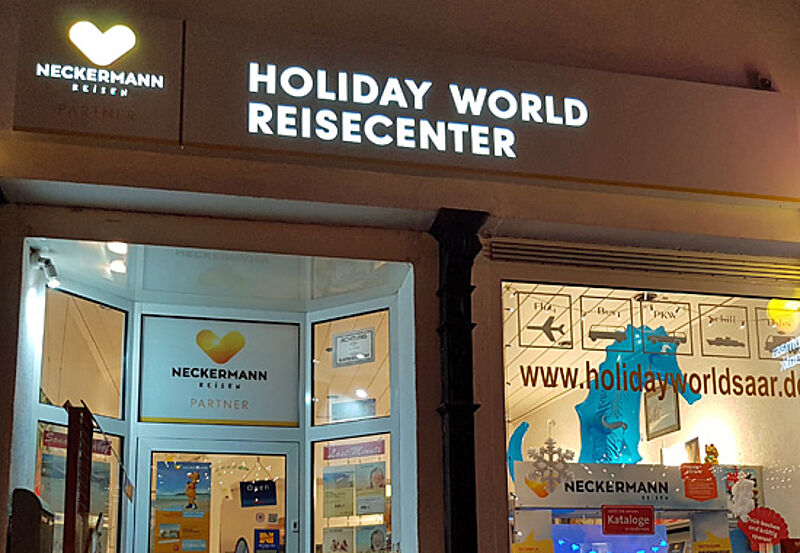 Außenauftritt des Neckermann-Reisen-Büros Holiday World Reisecenter in Neunkirchen im Saarland