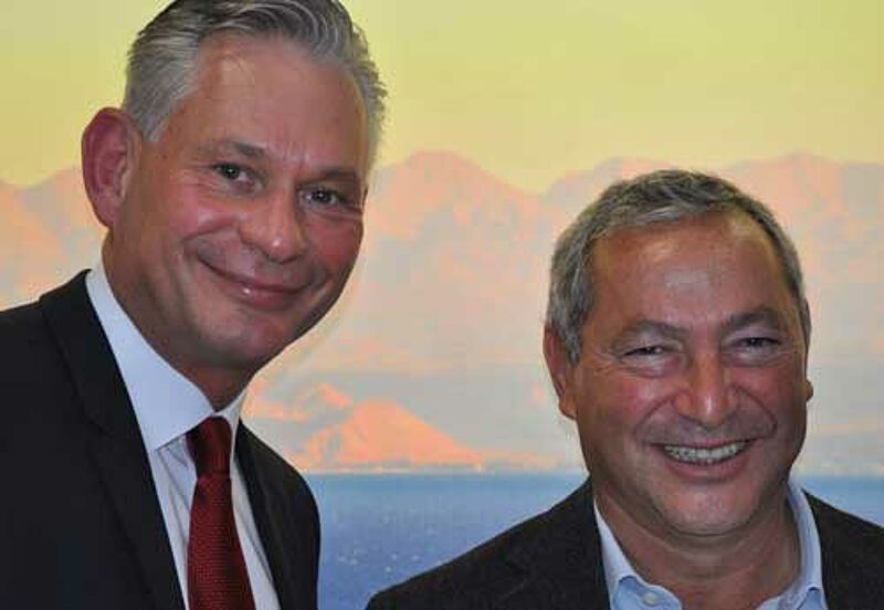 Hat die Reisebüro-Vergütung im Blick: Orascom-Chef Samih Sawiris (rechts) mit Wolfgang Altmüller, Vorstandsvorsitzender der Raiffeisenbank Altötting