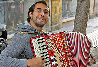 Gute Stimmung verbreitet dieser Straßenmusikant. Gute Stimmung verbreitet dieser Straßenmusikant.