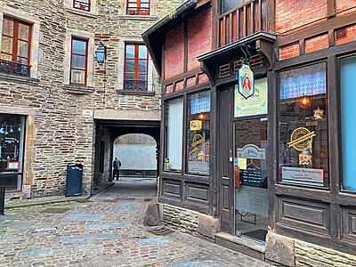Im Cour Marie wurde „Les Parapluies de Cherbourg“ gedreht. Foto: uf Im Cour Marie wurde „Les Parapluies de Cherbourg“ gedreht. Foto: uf