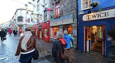 Bunte Häuser flankieren die ‧Pflasterstraßen  im Stadtkern von Galway