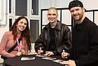 Carolin Niemczyk und Daniel Grunenberg von der Band Glasperlenspiel beim Autogrammeschreiben