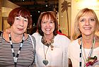 Irma Wagner (links), Thomas Cook Reisebüro in Frankfurt, und Juliana Naujokat, Thomas Cook Reisebüro in Bad Homburg, nehmen ihre Verkaufsleiterin Marina Schöbel in die Mitte