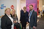 Christine Mende (links), Anika Südhoff und Julia Bossler von DER Touristik mit ta-Redakteur Arne Hübner