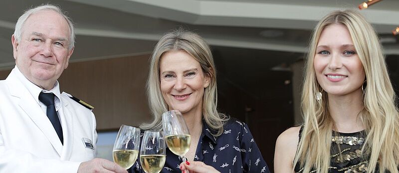 Wybcke Meier (Chef von TUI Cruises, Mitte) mit Taufpatin Carolin Niemczyk und Kapitän Kjell Holm. Foto: TUI Cruises