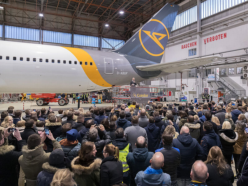 Präsentation der neuen Condor-Lackierung vor versammelter Belegschaft – bei der Airline müssen die Gürtel überall enger geschnallt werden. Foto: Condor