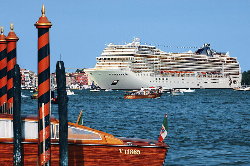 Die Kreuzfahrtreederei MSC kreuzt aktuell ab Venedig (Archivbild) und wird nun auf das neue Verbot reagieren müssen