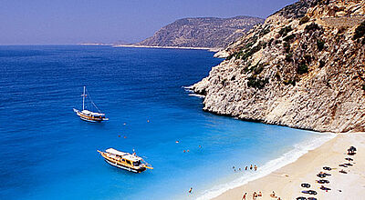 Urlaub in und um Antalya – hier der Strand von Kaputas – wird bei Öger Tours im kommenden Winter preiswerter als im Vorjahr