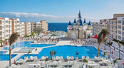 Hotelanlage mit Pools und Märchenschloss