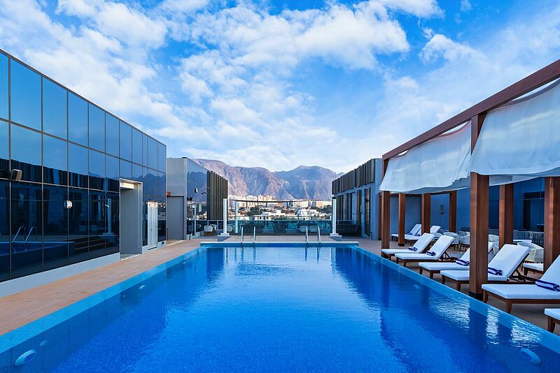 Tolle Aussicht: Pool mit Bar im Intercity Hotel Bawshar Muscat. Foto: Steigenberger Hotels