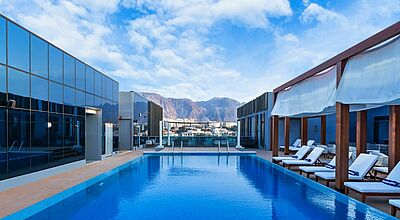 Tolle Aussicht: Pool mit Bar im Intercity Hotel Bawshar Muscat. Foto: Steigenberger Hotels