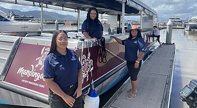 Brenda, Leeann und Joanne Mundraby bringen Urlaubern die Kultur der Mandingalbay Yidinji näher. Foto: Mandingalbay Authentic Indigenous Tours