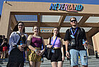 Touristischer Nachwuchs: Junge Expedienten vor dem Haupteingang des Pickalbatros Neverland