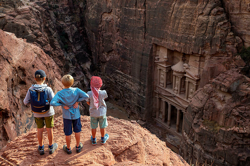 Kleine Entdecker unterwegs – hier in der Felsenstadt Petra in Jordanien. Foto: For Family Reisen