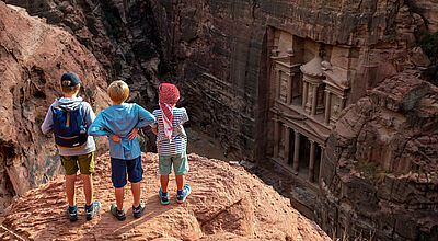Kleine Entdecker unterwegs – hier in der Felsenstadt Petra in Jordanien. Foto: For Family Reisen