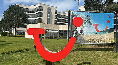 Rotes TUI-Logo vor Bürogebäude