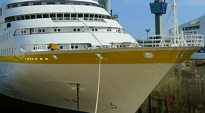 Das soeben übernommene Plantours-Flaggschiff trägt bereits die klassische gelbe Linie des Veranstalters