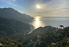 Gleicher Blick vom selben Ort: Das Licht trägt maßgeblich zur Magie der Amalfi-Küste bei 