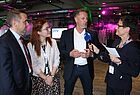 Thomas Bösl (RTK, links), Charlotte Stöttner (IVR Reisebüro, Ibbenbüren) und Oliver Wulf (Urlaubsexperte.de, Düsseldorf) beim Interview mit Cornelia Hawemann vom DRV 
