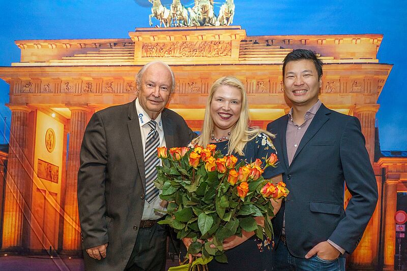 Begrüßung in Berlin (von links): Ctour-Vorstandssprecher Hans-Peter Gaul mit Mitglied Janice Schmidt-Altmeyer (Bloggerin Cruise Sisters) und dem Europa-Direktor des FVA Singapur, Cedric Zhou. Foto: Ctour/Marc Vorwerk