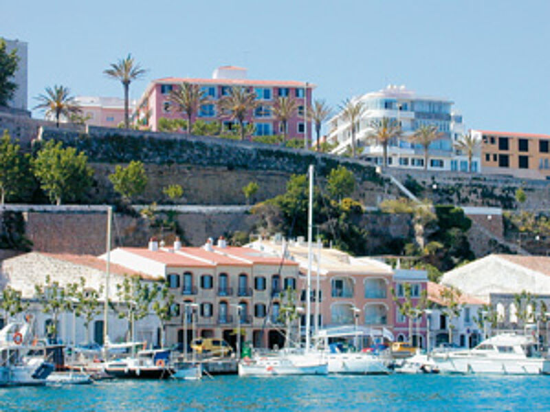 Postkartenidylle im Hafen von Mahon auf Menorca.