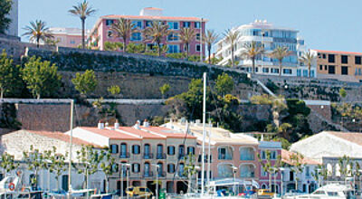 Postkartenidylle im Hafen von Mahon auf Menorca.